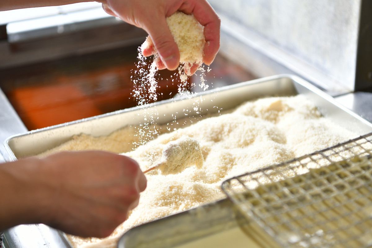 生パン粉を使用した串かつは、当店の伝統的な味わいを守り続けている一品◎大阪の観光地である新世界の風情を感じながら、伝統の味を堪能してみてはいかがでしょうか。どなたでも気軽にお越しください