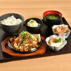 烤肉早餐套餐 / 刺身早餐套餐 / 肉汤乌冬面(热/冷)早餐套餐 / 火腿鸡蛋早餐套餐