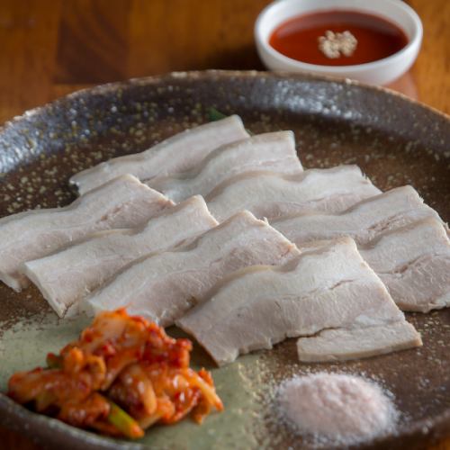 特製キムチと相性抜群！自家製蒸し豚 980円(税込)