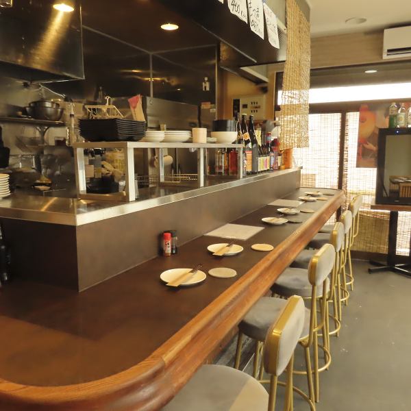 【下町アットホームな雰囲気】カウンター席を6席ご用意しております。お一人様でも気軽に立ち寄りやすいアットホームな雰囲気が魅力です。居心地の良さを感じながらお食事を楽しむことができます。友人との集まりはもちろん、仕事帰りのにもぜひご利用ください。