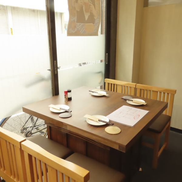 【テーブル席で楽しい会話を】テーブル席は、ゆったりとお座りいただけます。みんなで集まり、楽しい会話を交わしながら美味しい料理を楽しむことができるので、どんなシーンでもご利用いただけます。ぜひ仕事帰りや仲間とお立ち寄りください。