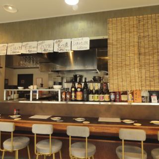 料理の仕上がりを目の前で楽しめるオープンカウンターの席をご用意しております。手際よく調理する様子を間近で見ることができ、食欲をそそる香りと共に、視覚でも料理を楽しむことができます。