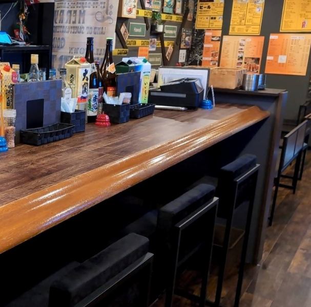 落ち着いたアットホームな雰囲気が自慢の当店。木の温もりを感じる店内は、初めての方でもほっとできる居心地の良さが魅力です。ご家族・ご親戚とのお食事はもちろん、職場の宴会やサークルの打ち上げ、女子会、友人との集まりなど、幅広いシーンでご利用いただけます◎