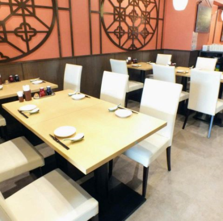 [2 seats × 2, 4 seats × 2] Up to 16 people are OK if you use the auxiliary seat / table! It is a convenient seat for company banquets etc ◎