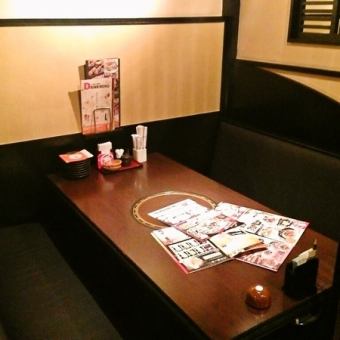 こちらは小牧店の個室の掘りごたつのお席です。4名様からのお席ですので少人数での飲み会、宴会にちょうど良い広さの個室となっております。周りのお客様を気にすることなく当店自慢の飲み放題付宴会コースや焼き鳥、和食料理をご堪能ください！人数など不明な点などございましたらお気軽にお問い合わせください。