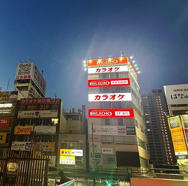 大人数で盛り上がれるパーティールーム完備！広々とした空間に最新機材を備え、歓送迎会や誕生日会にぴったり♪みんなで歌って笑って最高の思い出を！