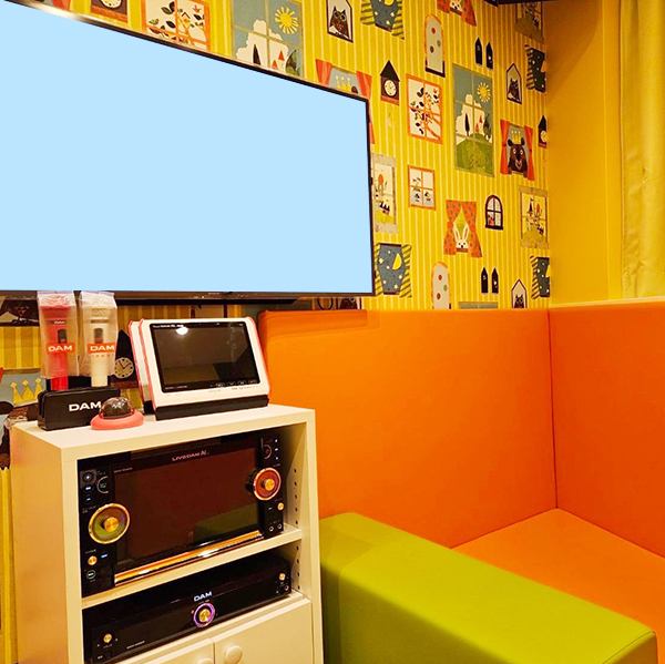 小さなお子様も安心して楽しめるキッズルームをご用意！遊びスペースや安全設計でママ会にも大人気。家族みんなで気兼ねなくカラオケを満喫できます♪