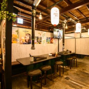 【テーブル席：６名様×２卓】広々としたテーブルで宴会を開いて盛り上がりましょう。みんなでお鍋やサムギョプサルの食べ放題♪飲み放題も付けてワイワイ楽しめます。