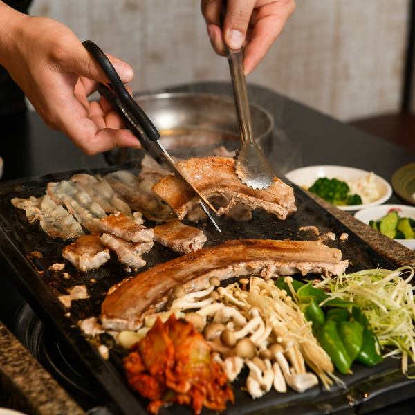 沖縄のマース（天然塩）で２週間、熟成させた超厚切り熟成サムギョプサルも大人気！