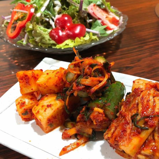 本場仕込みのキムチなど、ここでしか味わえない一品が多数!