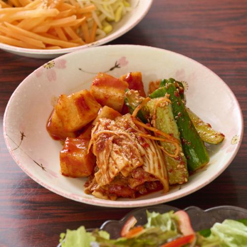 自家製のキムチやサラダ