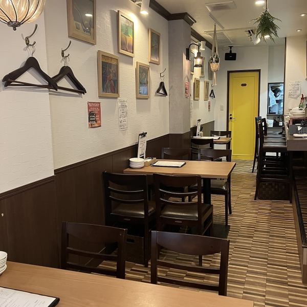 【テーブル席(1F)/最大4名様】1階は、テーブル4名席と2名席×2卓、カウンター4席がございます！当店シェフの調理の様子を見ながらお酒なんていかがでしょうか♪