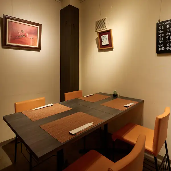 温かみのある照明と上品なアートが飾られた空間は、会食や特別なひとときをゆったり過ごすのに最適。整えられたセッティングや木の質感が心地よく、丁寧な和食と共に上質な時間を楽しめることを感じさせます。ご家族での食事や大切な方との会話が自然と深まる、穏やかで洗練された空間です。