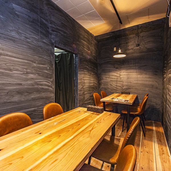【個室あり！贅沢なプライベート空間でお食事を☆】当店は、個室もご用意がございます！3名様用の半個室と最大10名様まででお使いいただける完全個室があり、プライベートな雰囲気の空間で食事をご堪能いただけます。デートや誕生日、記念日、各種宴会など大切な日にも最適です。ご希望の際は気軽にお申し付けください！