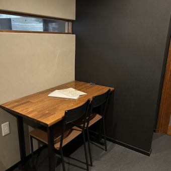 It is a seat like a private space where you can eat side by side like a counter seat.Please enjoy your favorite food and alcohol while enjoying your own time, such as a date or alone.