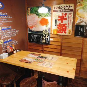 テーブル席は、2名様からご利用可能ですので、カウンター席よりテーブル席派の方でもご安心です。