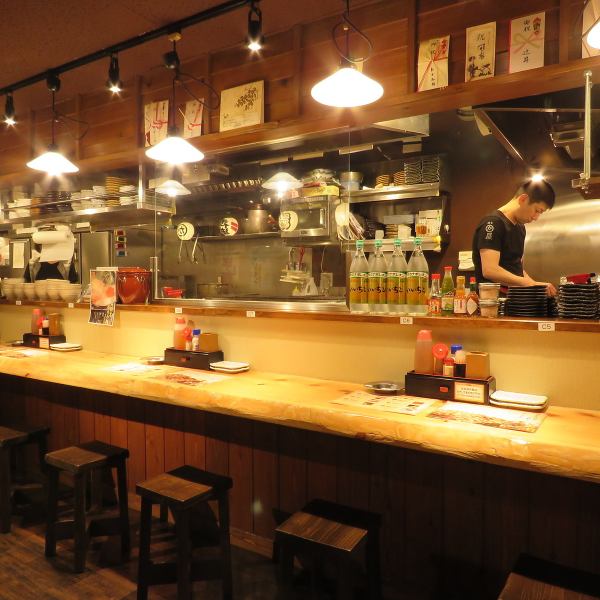 【カウンター席】おひとり様でもご安心！カウンター席で名物皮焼きをつまみながら、お酒をお楽しみください！もちろん、