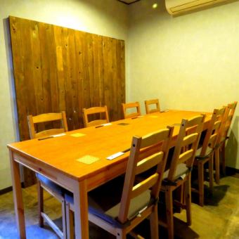 2층에는 완전 개인실의 8인 테이블도.큰 테이블에서 천천히 식사를 즐길 수 있습니다.