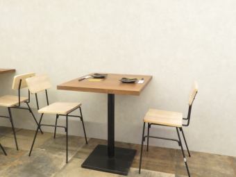 还有一张可供2人使用的桌子。它也被推荐用于朋友之间的用餐和约会。