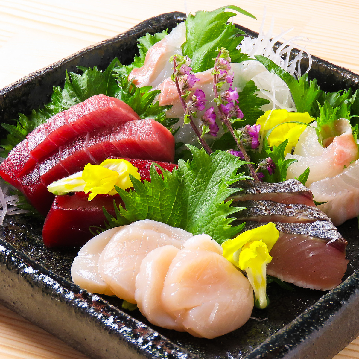 季節に合わせた旬の魚を目利きし仕入れております。