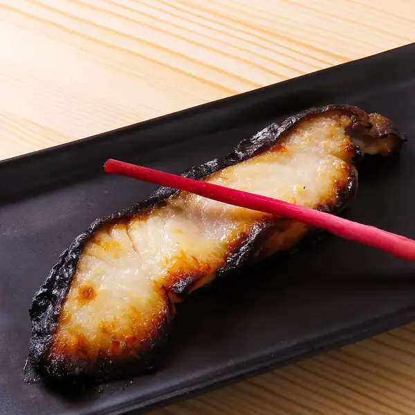 鮮度抜群の魚を香ばしい焼魚で。季節の旨みをシンプルに味わう、こだわりの1品。