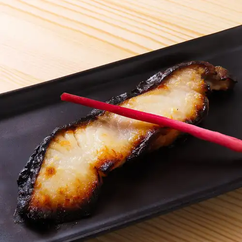 鮮度抜群の魚を香ばしい焼魚で。季節の旨みをシンプルに味わう、こだわりの1品。