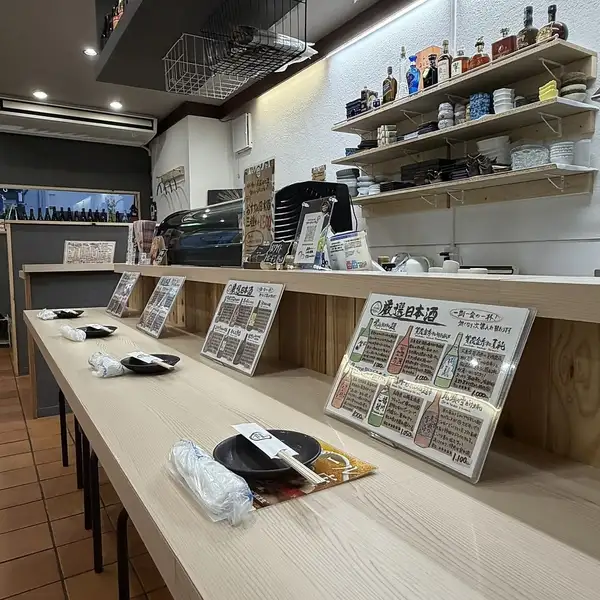 駅前でふらっと立ち寄れる、広々としたカウンター席と立ち飲み席をご用意。お一人様でも隣を気にせず、旬の料理とお酒をゆっくり堪能できます。サクッと一杯なら立ち飲み席もおすすめ。その日の気分に合わせたスタイルで、心地よいひとときをお過ごしください。