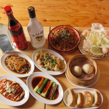 <3 小時暢飲 + 8 道菜 | 4,950 日圓> 盡情享用 50 種飲品，包括生啤酒和中國白酒，以及美味佳餚。