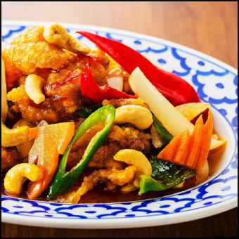 Gai Bad Med Mamun (Stir-fried chicken with cashew nuts)