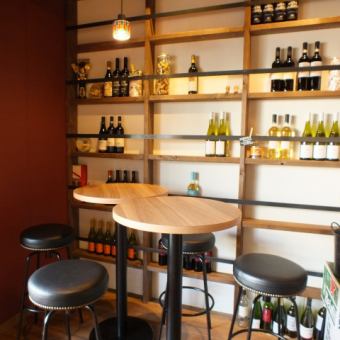 As soon as you enter the shop High table! We are preparing places to drink easily!