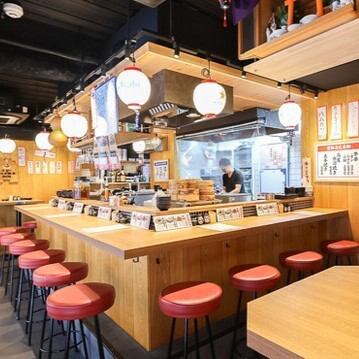 《カウンター席は全14席》スタッフとの会話も楽しめる人気のカウンター席は、おひとり様でのご利用も大歓迎！お仕事帰りのサク飲み、デートやご友人とのお食事に最適です！