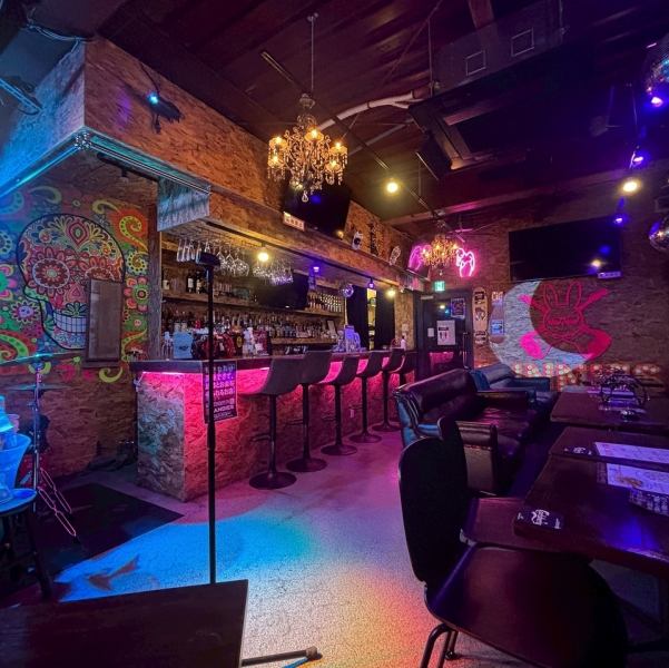 生演奏のカラオケが、1時間3000円(税込)で歌い放題！！朝5時まで営業しているので、仕事帰りや夜遊びの後でも、気軽に立ち寄れて楽しむことができます。生演奏があなたのパフォーマンスを一層引き立ててくれる素敵な夜を過ごしながら、歌の力で心を解放してみませんか？特別な時間を親しい仲間と一緒にぜひご堪能ください！