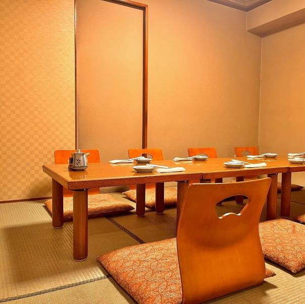 We have a private room that can accommodate up to 8 people and comes with a ``private restroom,'' which you won't find anywhere else.You can spend a pleasant time in a calm space decorated with soft colors.