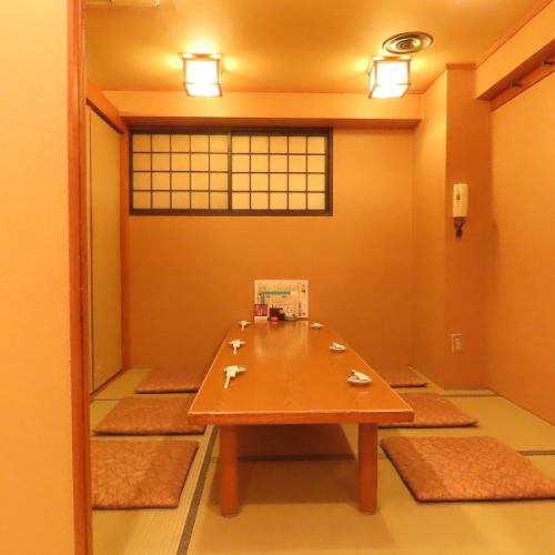 [Zashiki] [C] Available for 3 to 6 people.Create a comfortable space with calm light.You can enjoy your meal and conversation in the relaxing tatami room♪ Please enjoy our specialty cuisine.