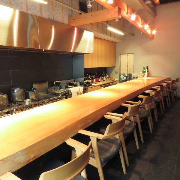 Ginkgo's single-plate counter allows you to enjoy cooking scenes in a live format.In addition, the smell of the dishes will add appetite.Sake and shochu are lined up in the kitchen.In particular, sake has a selection of four liquor stores that the general trusts, and the generals sample what they think is delicious.