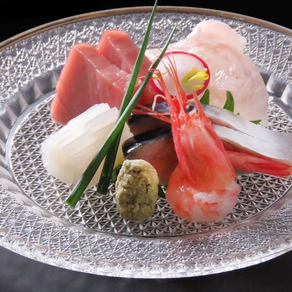 Sashimi (course menu) made with fresh fish purchased daily from the market