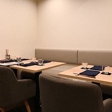 【特別な時間が過ごせる隠れ家のような雰囲気♪】店内は居心地の良いおしゃれな空間が広がっています。静かな雰囲気の中で、心を落ち着けながら食事を味わえるのが魅力です。ソファー席でリラックスした時間が楽しめますので、デートにも◎美味しいお料理とお酒を楽しみながら、心が満たされるひとときをお過ごしください。