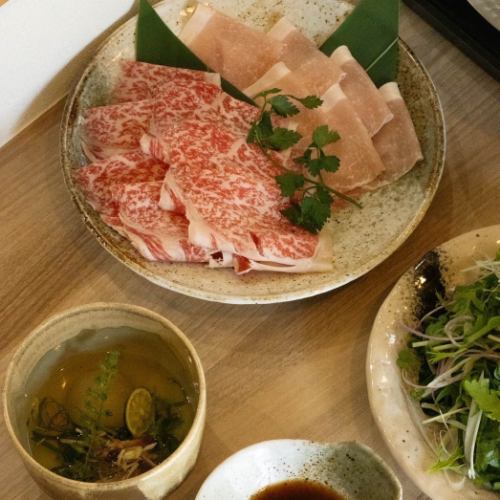 10月7日（火）｜今週は3連休！

今週末は 3連休。
お席が少しずつ埋まり始めておりますので、早めのご予約をおすすめいたします。

ご好評いただいている 秋季コースは今月まで。
島根の海の幸・山の幸を贅沢に盛り込んだ季節限定の味わいを、ぜひこの機会にお召し上がりくださいませ。

【ご予約状況】
10月7日（火）…残り1組｜平日はゆったりと静かに。
10月8日（水）…残り2組｜ご夫婦やご友人とのお食事におすすめ。
10月9日（木）…ご相談｜状況によりご案内可能です。
10月10日（金）…残り2組｜週末前は人気。お早めに。
10月11日（土）…残り1組（カウンターのみ2名様）｜土曜は埋まりやすいです。
10月12日（日）…残り1組（カウンターのみ）｜連休中日のご利用にどうぞ。
10月13日（月・祝）…残り2組｜祝日はお早めのご予約を。

【本日空席あり｜菊名 レストラン／しゃぶしゃぶ】
島根の旬食材を活かした創作和食コース。
焼きあご出汁のしゃぶしゃぶ、奥出雲豚やしまね和牛を少人数でゆったり楽しめます。
雰囲気の良い隠れ家で、記念日や会食・ご家族の夕食にも最適。

菊名駅徒歩5分／完全予約制・1日3組限定
ご予約はプロフィールのリンクから

#しゃぶしゃぶ
#和牛
#奥出雲豚
#島根グルメ
#秋季限定
#連休の過ごし方
#隠れ家レストラン
#秋の味覚
#和食好き
#島根の恵み
#特別な時間
#3連休ランチ
#焼きあご出汁
#予約制レストラン
#記念日ディナー
#島根旅行
#素材を活かす
#秋の風味
#和食ディナー
#カウンター席
#隠れ家的な雰囲気
#秋料理
#少人数
#しゃぶしゃぶ好き
#季節の食材
#プライベートな空間
#今月限定
#和食料理