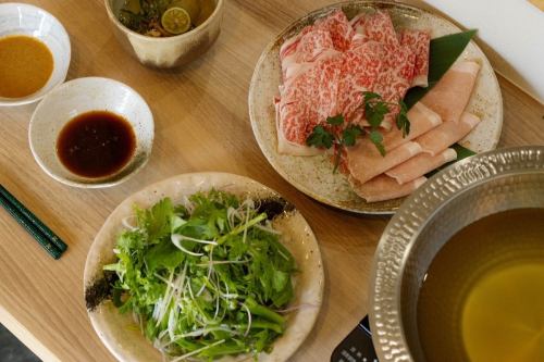 11月18日（火）｜３連休前のご案内

今週末は３連休。
テーブル席はすべてご予約済みとなっておりますが、
カウンター席ではあと数席ご用意がございます。
ゆったりとしたカウンターで、焼きあご出汁の香りに包まれながら
島根の初冬の味覚をご堪能ください。

平日は比較的落ち着いた雰囲気でお過ごしいただけます。
予約状況によってはテーブル席のご案内も可能ですので、
お電話・ネットよりお気軽にお問い合わせくださいませ。

【ご予約状況】
11月18日（火）〜20日（木）…残り2組
11月21日（金）…休業
11月22日（土）…残り1組（カウンターのみ）
11月23日（日・祝）…残り1組（カウンターのみ）
11月24日（月・祝）…残り1組（カウンターのみ）

【本日空席あり｜菊名 レストラン／しゃぶしゃぶ】
島根の旬食材を活かした創作和食コース。
焼きあご出汁のしゃぶしゃぶ、奥出雲豚やしまね和牛を
少人数でゆったりお楽しみいただけます。

菊名駅徒歩5分／予約制・1日3組限定
ご予約はプロフィールのリンクからどうぞ。

#島根食材
#初冬の味覚
#和食コース
#東京グルメ
#島根グルメ
#隠れ家レストラン
#創作和食
#焼きあご出汁
#しゃぶしゃぶ
#奥出雲豚
#しまね和牛
#カウンター席の魅力
#菊名駅前
#3連休の楽しみ
#旬の味覚
#平日の贅沢
#小さな贅沢
#予約制レストラン
#贅沢なひととき
#グルメ旅行
#ゆったりディナー
#特別な夜
#カウンター席
#限られた空間
#肉好きな人と繋がりたい
#今日のディナー
#今週末の予定