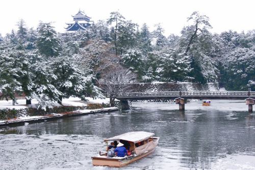 1月8日（木）

本日より通常営業再開いたします！
本日からもたくさんのご予約を賜りまして誠にありがとうございます。
年始特別営業の代償として私は体調を崩し、3日間寝込んでおりましたが…本日より復帰です。

本日からは通常営業となりますので、
ゆったりと過ごしていただける空間をお届けしたいと思います！
どうぞよろしくお願いいたします。

〈1月14日より：厳冬コーススタート〉

酒粕の旨味を効かせた“粕汁おでん”、
白身魚と和牛をそれぞれしっとり仕上げた“さっと炊き・すき焼き仕立て”、
寒い季節にぴったりの焼きあご出汁しゃぶしゃぶ、
そして厳冬だけの“温かい出雲ぜんざい”をご用意いたします。

《空席情報》

1月8日（木）…残り1組（カウンターのみ）
1月9日（金）…残り2組（カウンターのみ）
1月10日（土）…満席
1月11日（日）…残り2組
1月12日（月・祝）…残り2組

【本日空席あり｜菊名 レストラン／和食／しゃぶしゃぶ】

菊名駅徒歩5分の隠れ家レストラン。
島根の旬食材を活かした創作和食と、
焼きあご出汁のしゃぶしゃぶを少人数でゆったり楽しめます。

菊名エリアでレストランをお探しの方、
和食で静かに食事をしたい方におすすめです。
接待・記念日・ご家族でのご利用にも最適。

完全予約制／1日3組限定
ご予約はプロフィールのリンクからどうぞ。

#菊名
#和食
#しゃぶしゃぶ
#創作和食
#隠れ家レストラン
#島根食材
#粕汁
#すき焼き
#焼きあご
#出雲ぜんざい
#冬限定
#厳冬コース
#完全予約制
#少人数
#接待
#記念日
#家族でゆっくり
#予約受付中
#カウンター席
#創作料理
#静かな空間
#食の楽しみ
#季節の味覚
#焼きあご出汁
#和牛
#白身魚
#冬の味覚
#特別メニュー
#新年営業再開