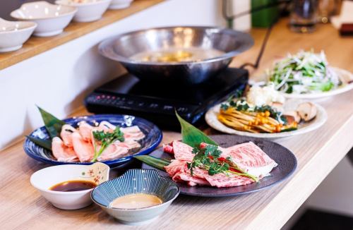 3月10日（星期二）

看來本週寒冷天氣將再次來襲。
這是最後一波寒流，據說熬過這週之後，春天就會真正到來。
請注意溫度變化。

本週我們已經收到很多預訂。
只剩下幾個座位了。
如果您有行程安排，我們建議您儘早預訂。

《招募資訊》
・3月10日（週二）…還剩2對
・3月11日（週三）…已訂滿
・3月12日（星期四）…還剩3對
・3月13日（週五）…已訂滿
・3月14日，星期六…已滿
・3月15日（週日）...僅剩1組（限櫃檯）

【今日供應 | Kikuna 餐廳 / 日本料理 / 涮涮鍋】
橫濱菊名站附近的隱密餐廳
出雲地莊園涮涮鍋門簾
需提前預約/每天限3組。
請透過我們個人資料中的連結進行預訂。

#橫濱美食
#日本料理
#涮涮鍋
#菊菜餐廳
#Hideaway餐廳