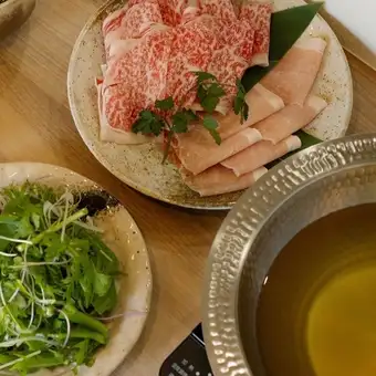焼きあご出汁のしゃぶしゃぶ鍋セット|しまね和牛ロースと奥出雲豚の合盛・香味野菜・出雲そば付