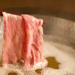 7月13日

最近天氣一直很熱，對吧？

感覺夏天才剛開始，這讓我對未來有點害怕。

即使在炎熱的夏天，您也可以享用這道美味的「冰鎮烤飛魚湯涮涮鍋」。

感謝大家的支持，反應非常好！

這門限時供應的課程，供應至八月底，讓您能夠品嚐到冰鎮烤飛魚湯的濃鬱風味。

請試一試！

夏季期間，預訂餐廳相對容易，您可以悠閒地享用美食。

歡迎您帶著家人、伴侶或朋友光臨本店用餐。

・7月14日（週二）…還剩3組
・7月15日，星期三…還剩2個名額
・7月16日（週四）至18日（週六）…僅剩3個名額
・7月19日，星期日…僅剩2個座位（限吧台座位）

【夏季限時特惠：冰鎮涮涮鍋 | Kikuna餐廳 / 日本料理 / 涮涮鍋】
橫濱菊名站附近的隱密餐廳
出雲地莊園涮涮鍋門簾
需提前預約/每天限3組。
請透過我們個人資料中的連結進行預訂。

#日本料理
#涮涮鍋
夏季限定菜單
#橫濱餐廳
烤飛魚湯