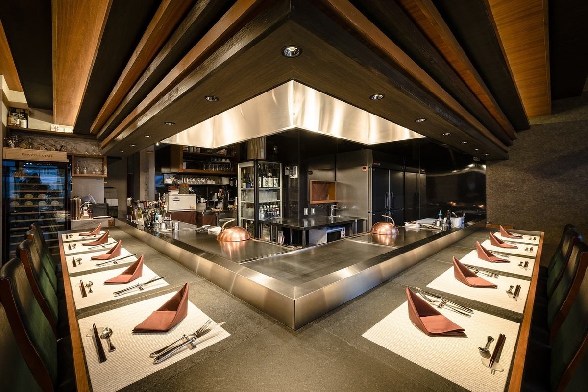 Please enjoy the cooking of experienced chefs "up close" at teppanyaki full of live feeling.