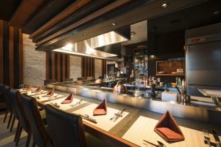 At the counter seats, you can enjoy teppanyaki dishes that are lively in front of you.