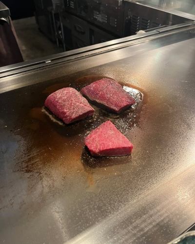 鉄板焼たまゆらです。
炙り和牛と雲丹の海苔巻き、時季の焼き野菜、黒毛和牛ステーキ、活け鮑等鉄板焼きならてはの、ライブ感溢れる非日常の空間で、皆様をおもてなし致します。
当店は手に届く贅沢という安心の価格でご提供致します。
普段使いは勿論、記念日やご会食にご利用下さい。
鉄板焼たまゆら
目黒区上目黒1-26-1-317
中目黒アトラスタワーアネックス3F
📞03-5724-3777
#鉄板焼たまゆら
#中目黒グルメ
#中目黒ディナー
#中目黒ランチ
#鉄板焼き
#teppanyaki
#中目黒ステーキ
#中目黒
#たまゆら