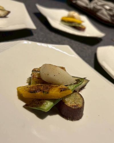 鉄板焼たまゆらです。
炙り和牛と雲丹の海苔巻き、時季の焼き野菜、黒毛和牛ステーキ、活け鮑等鉄板焼きならてはの、ライブ感溢れる非日常の空間で、皆様をおもてなし致します。
当店は手に届く贅沢という安心の価格でご提供致します。
普段使いは勿論、記念日やご会食にご利用下さい。
鉄板焼たまゆら
目黒区上目黒1-26-1-317
中目黒アトラスタワーアネックス3F
📞03-5724-3777
#鉄板焼たまゆら
#中目黒グルメ
#中目黒ディナー
#中目黒ランチ
#鉄板焼き
#teppanyaki
#中目黒ステーキ
#中目黒
#たまゆら