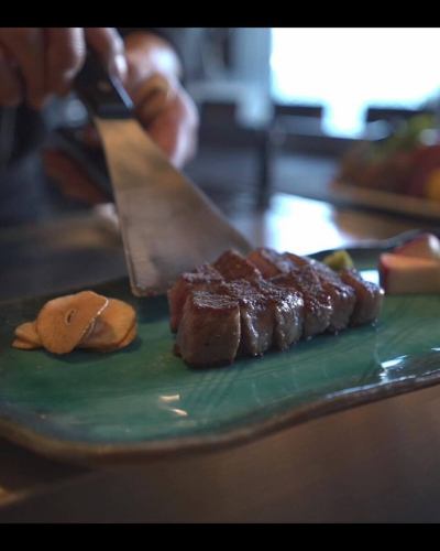 这是铁板烧玉莲。

我们现在开始接受圣诞晚餐的预订，从今天，也就是11月5日开始。由于座位有限，我们建议您尽早预订。

课程内容以去年广受好评的内容为基础，一定会让您满意，我们期待您的预订。

我们也欢迎直接联系，请随时与我们联系。

圣诞特餐（两天）
2025年12月24日，星期三，17:30-23:00
2025年12月25日（星期四）17:30-23:00

铁板烧玉浦
目黑区上目黑 1-26-1-317
中目黑阿特拉斯塔别馆 3F
📞03-5724-3777
✉️ishihara@eternalchallenge.co.jp

#铁板烧玉浦
#铁板烧
#中目黑美食
#中目黑晚餐
#中目黑午餐
#圣诞晚餐
#中目黑约会
#teppanyaki tokyo
#中目黑牛排
#铁板烧圣诞晚餐