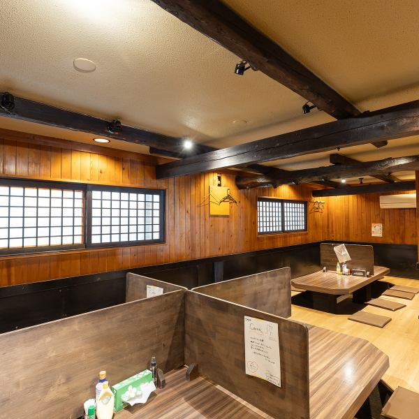 【小上がり席＆個室席】掘りごたつの小上がり席を3名席を4つ、5名席を2つご用意しております。5名様～10名様でご利用頂ける個室席もご用意！掘りごたつ式となっておりますので、ご家族でのお食事や、宴会におすすめのお席となっております。最大25名様でご宴会可能ですので、ご希望のお客様はお早めにご相談下さい♪