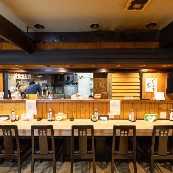 【カウンター席】1名様も大歓迎のカウンター席をご用意しております！ちょい飲みや、お友達、ご夫婦での食事にお勧めのお席となっております。目の前はキッチンとなっており、お料理風景をみながらライブ感あふれる空間でお食事をお楽しみいただけます♪1～2名様にはおススメのお席となっておりますのでぜひご利用下さい♪